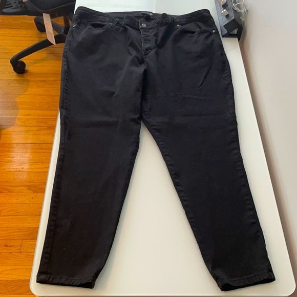 Gloria Vanderbilt Black Stretch Skinny Jeans (24W) - Picture 1 of 3